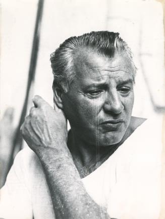 Barbara Pflaum, Porträtfoto Fritz Wotruba mit Hand am Ohr, um 1960, Schwarzweißfoto auf Fotopap…