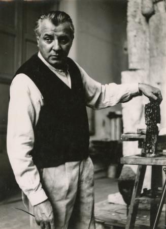 Fritz Wotruba, Fritz Wotruba mit Kleiner Stehender Figur, 1950, im Hintergrund großes Mdell des…
