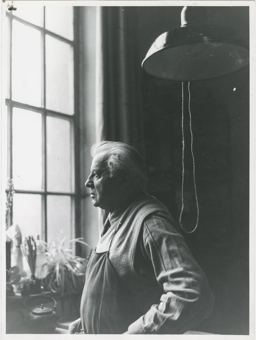 Fritz Wotruba, Fritz Wotruba in seinem Atelier in der Böcklinstraße in Wien, um 1970, Schwarzwe…