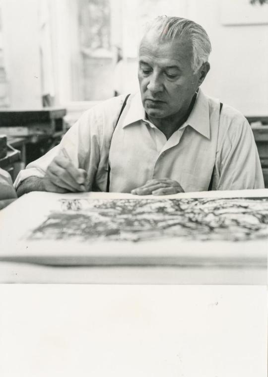 Fritz Wotruba, Fritz Wotruba beim Signieren, um 1965, Schwarzweißfoto auf Fotopapier, 13 × 18 c…