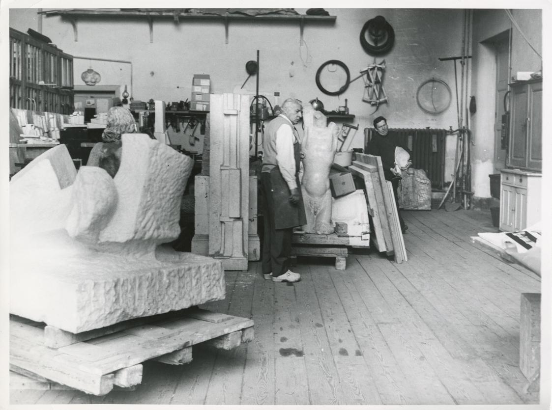 Fritz Wotruba, Fritz Wotruba und sein Assistent Engelbert Lanzenberger im Atelier Wotrubas in d…