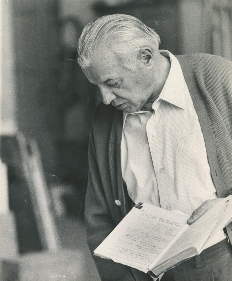 Fritz Wotruba, Fritz Wotruba im Atelier mit Notizbuch, Frühe 1970er Jahre, Schwarzweißfoto auf …
