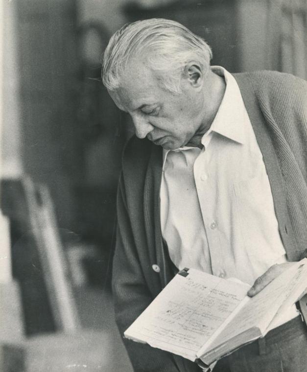 Fritz Wotruba, Fritz Wotruba im Atelier mit Notizbuch, Frühe 1970er Jahre, Schwarzweißfoto auf …