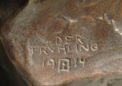 Gustinus Ambrosi, Der ewige Frühling, Detail: Bezeichnung, 1914, Bronze, H: 36 cm, Belvedere, W…
