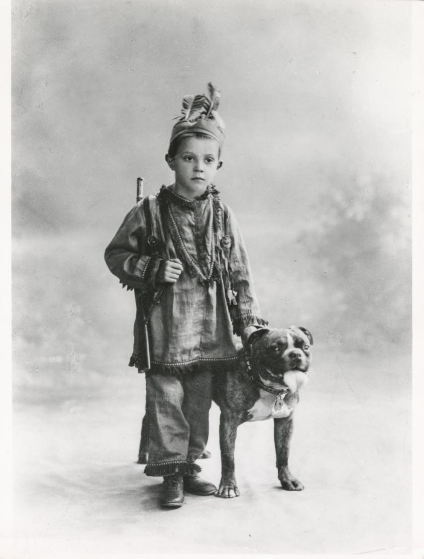 Fritz Wotruba, Fritz Wotruba als Kind im Indianerkostüm mit seinem Hund Bully, um 1912, Schwarz…