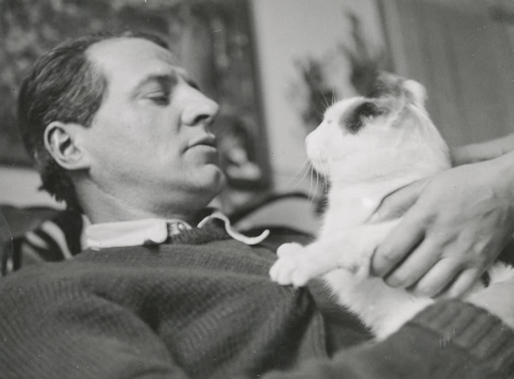 Fritz Wotruba, Fritz Wotruba mit Katze in Zug in der Schweiz, um 1940, Schwarzweißfoto auf Foto…
