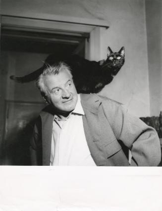 Fritz Wotruba, Fritz Wotruba mit seiner Katze Pussy I. in seiner Wohnung in der Seilergasse 4, …