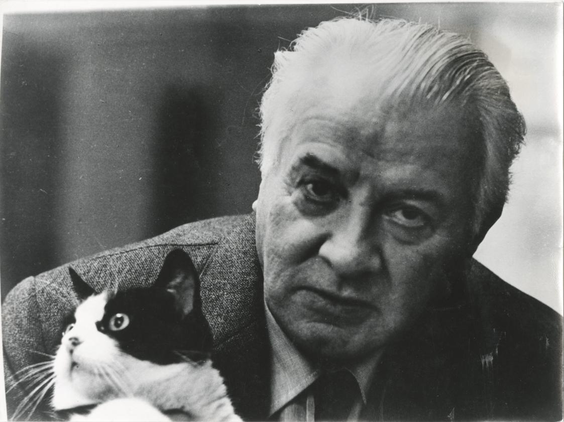 Fritz Wotruba, Fritz Wotruba mit seiner Katze Pussy, um 1970, Schwarzweißfoto auf Fotopapier, 1…