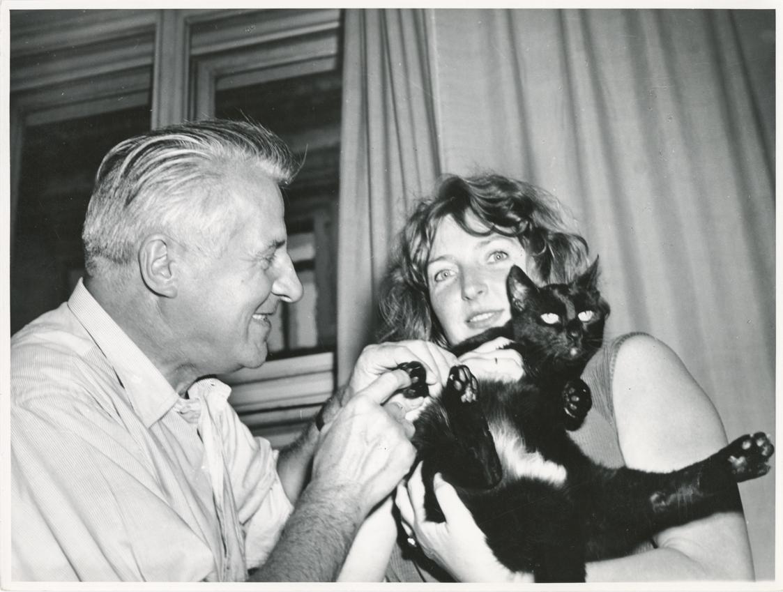Fritz Wotruba, Fritz und Lucy Wotruba mit ihrer Katze Pussy, 1963, Schwarzweißfoto auf Papier, …