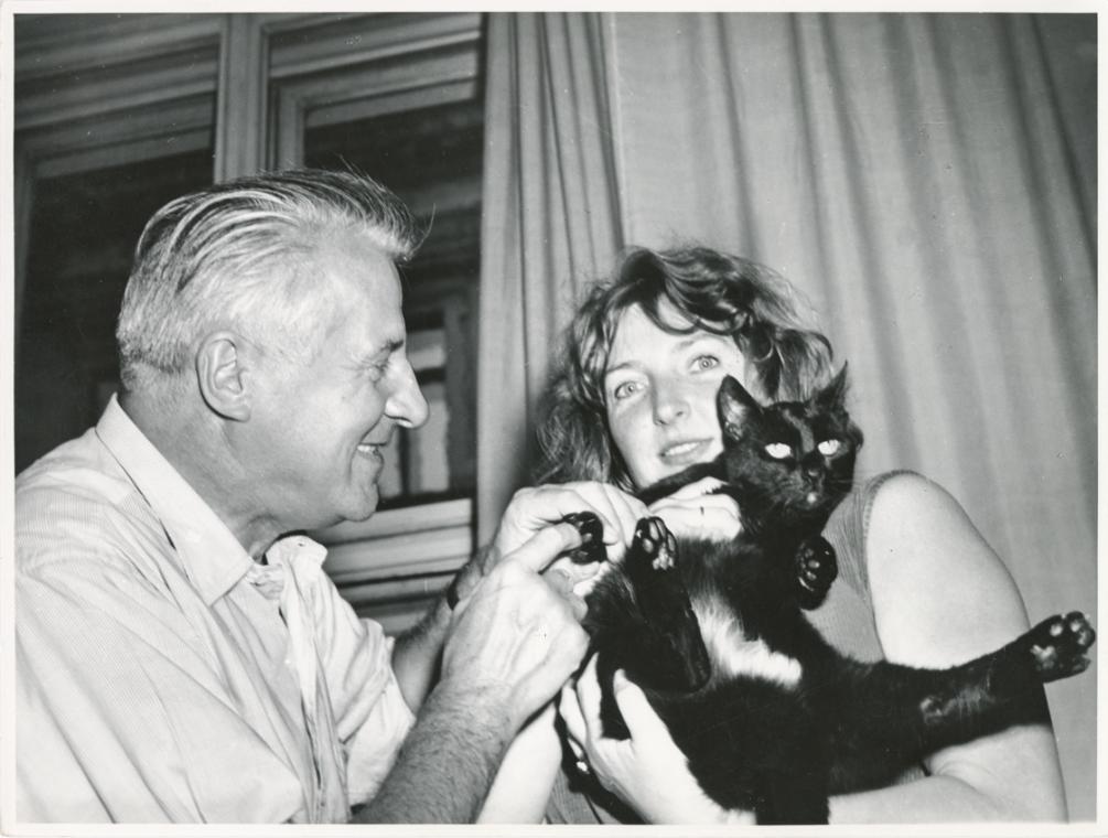 Fritz Wotruba, Fritz und Lucy Wotruba mit ihrer Katze Pussy, 1963, Schwarzweißfoto auf Papier, …