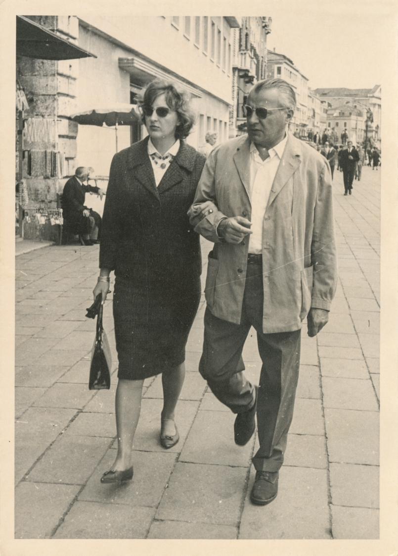 Fritz Wotruba, Lucy und Fritz Wotruba am Lido in Venedig, 1961, Schwarzweißfoto auf Papier, 15 …