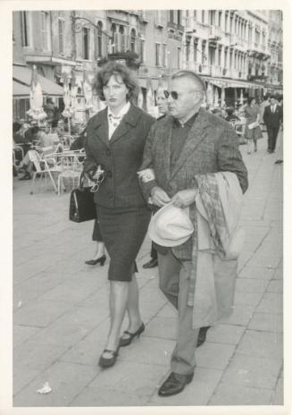 Fritz Wotruba, Lucy und Fritz Wotruba am Lido in Venedig im Mai 1961, 1961, Schwarzweißfoto auf…