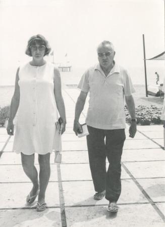 Fritz Wotruba, Lucy und Fritz Wotruba im Lido in Venedig im Juli 1969, 1969, Schwarzweißfoto au…