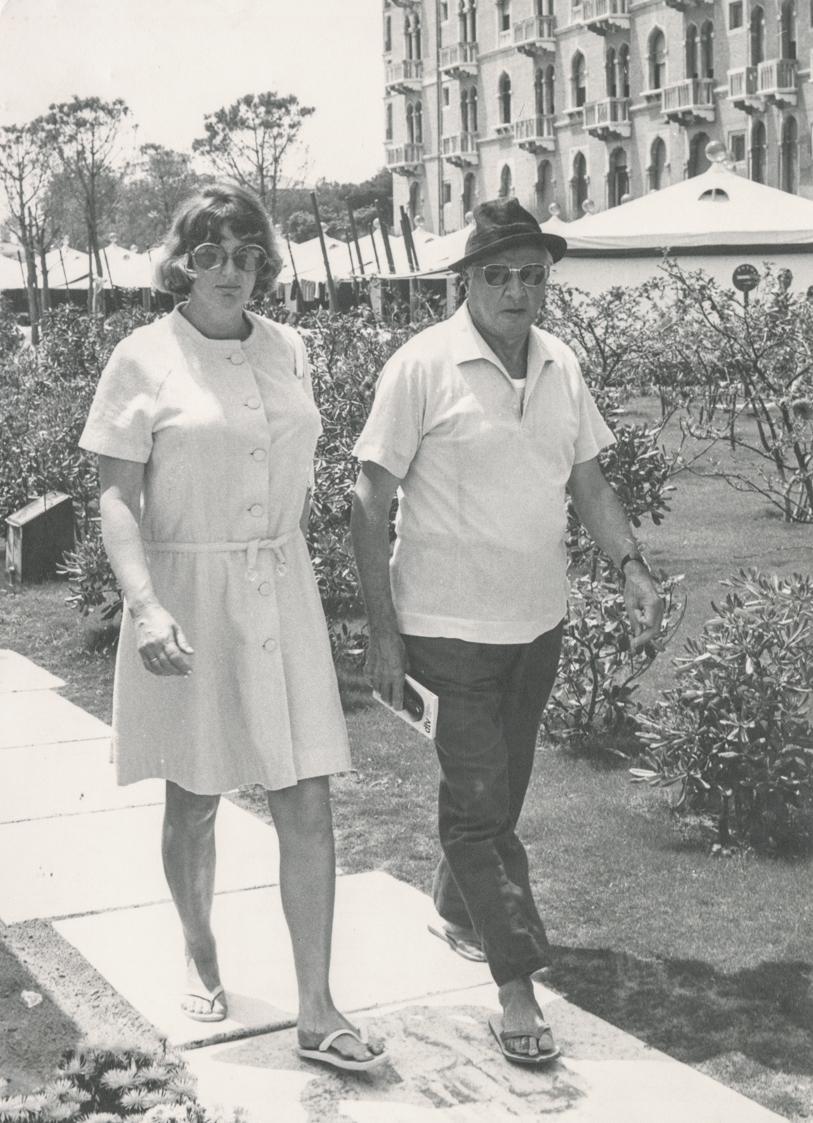 Guido Zonella, Lucy und Fritz Wotruba am Lido in Venedig im Juli 1969, 1969, Schwarzweißfoto au…