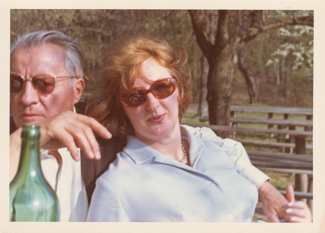 Fritz Wotruba, Fritz und Lucy Wotruba in einem Gastgarten sitzend, 1968, Farbtoto auf Fotopapie…