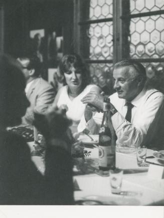 Christian Boesch, Lucy und Fritz Wotruba in einem Lokal, um 1970, Schwarzweißfoto auf Papier, 1…