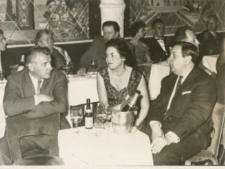 Fritz Wotruba, Fritz Wotruba und Architekt Karl Schwanzer mit dessen Gattin Hilde Schwanzer in …