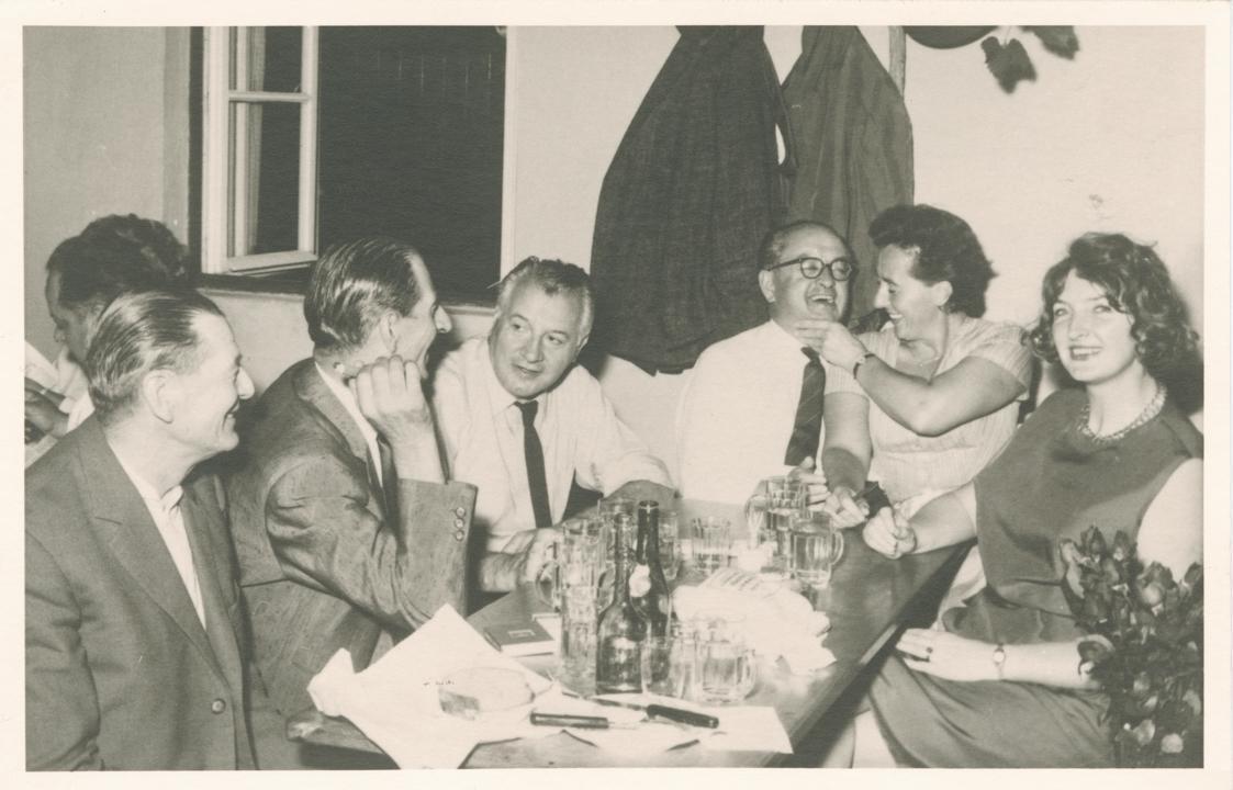 Fritz Barta, Fritz Wotruba, Fritz Kamm und Lucy Wotruba mit Gesellschaft beim Heurigen Karl Welser in Wien-Döbling