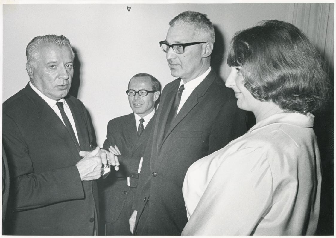 Fritz Wotruba, Fritz Wotruba, N.N., Erich Pogats, Direktor des Europa-Verlags, Wien, und Lucy W…