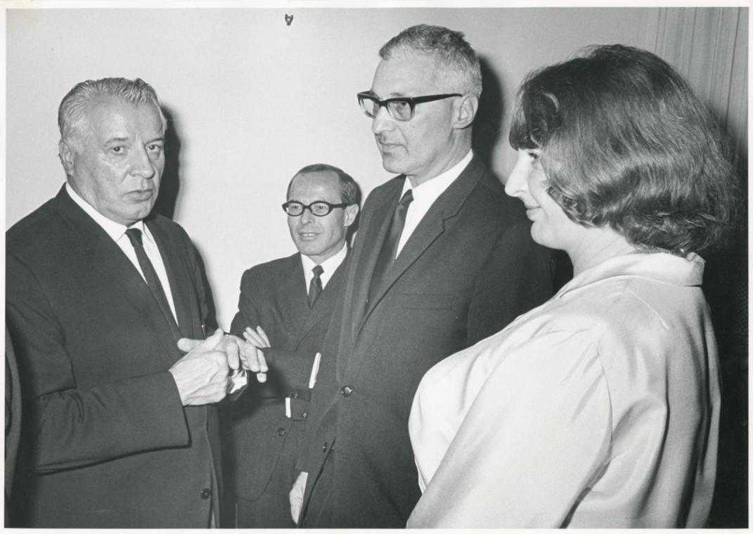 Fritz Wotruba, Fritz Wotruba, N.N., Erich Pogats, Direktor des Europa-Verlags, Wien, und Lucy W…