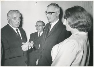 Fritz Wotruba, Fritz Wotruba, N.N., Erich Pogats, Direktor des Europa-Verlags, Wien, und Lucy W…