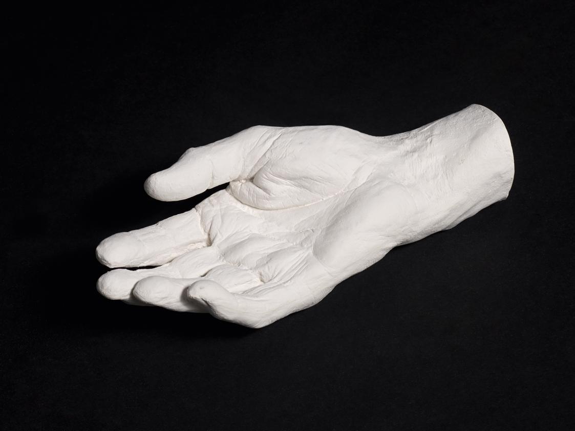 Johannes Sander, Abguss von rechter Totenhand Fritz Wotrubas, 1975, Gips, 24 × 10 × 7 cm, Belve…