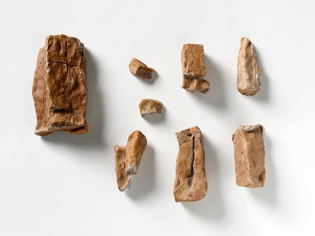 Kleine sitzende Figur in acht Teilstücken