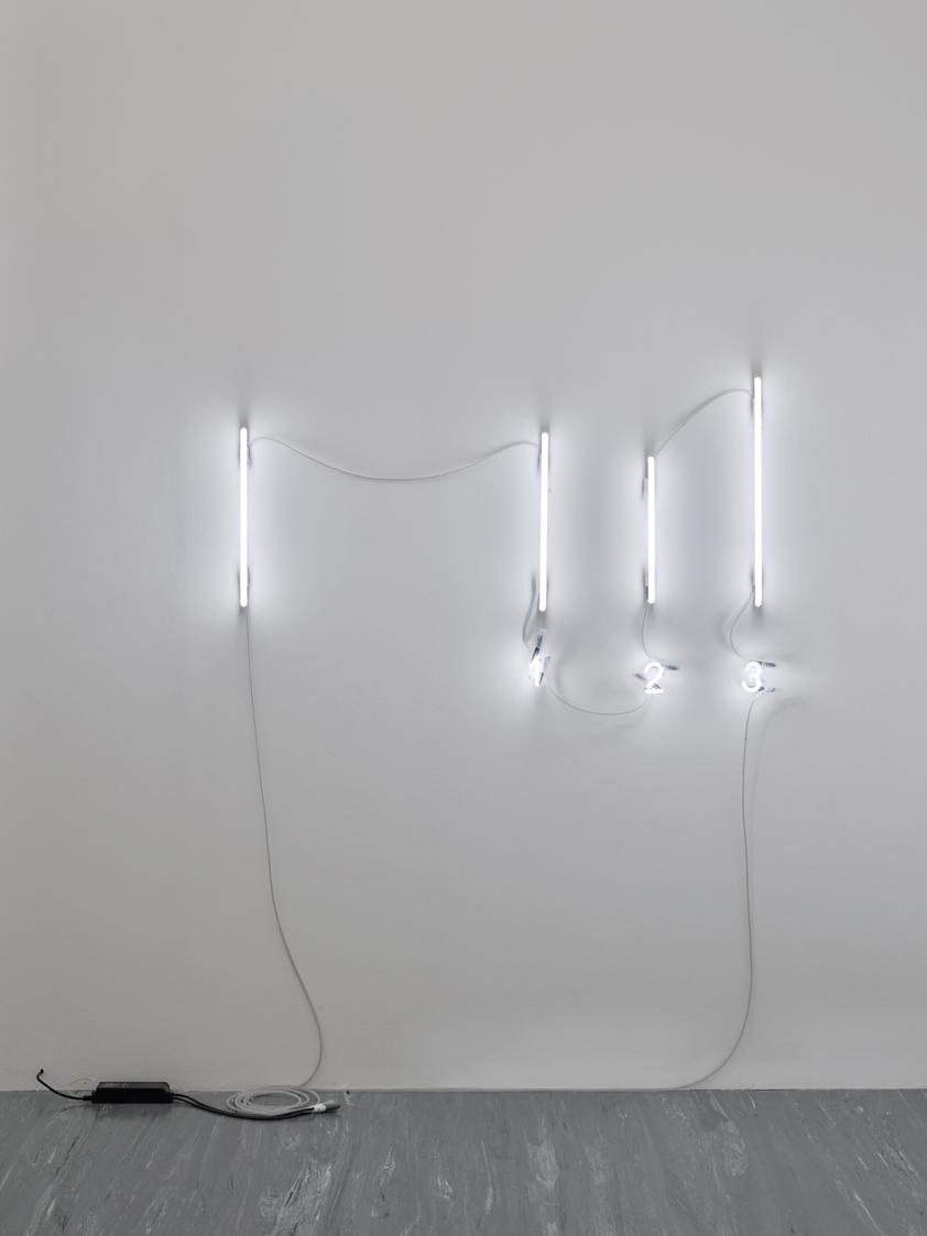 Anna Jermolaewa, Number Two (after Solomon Asch), 2015, Neonleuchtzeichen, Transformator, Elekt…