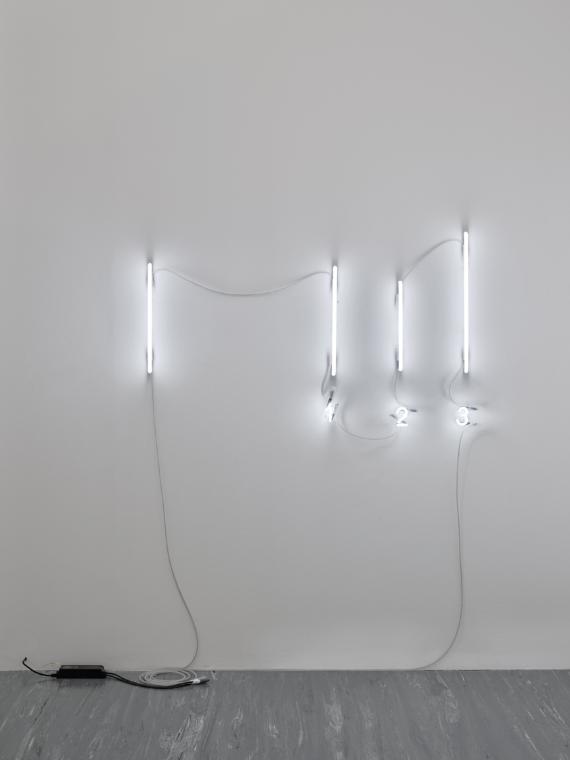 Anna Jermolaewa, Number Two (after Solomon Asch), 2015, Neonleuchtzeichen, Transformator, Elekt…