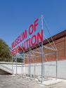 Marko Lulić, Museum of Revolution, 2009, Stahl, Lack, Gesamt: 335 × 1100 × 276 cm, Belvedere, W…
