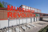 Marko Lulić, Museum of Revolution, 2009, Stahl, Lack, Gesamt: 335 × 1100 × 276 cm, Belvedere, W ...