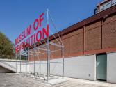 Marko Lulić, Museum of Revolution, 2009, Stahl, Lack, Gesamt: 335 × 1100 × 276 cm, Belvedere, W ...