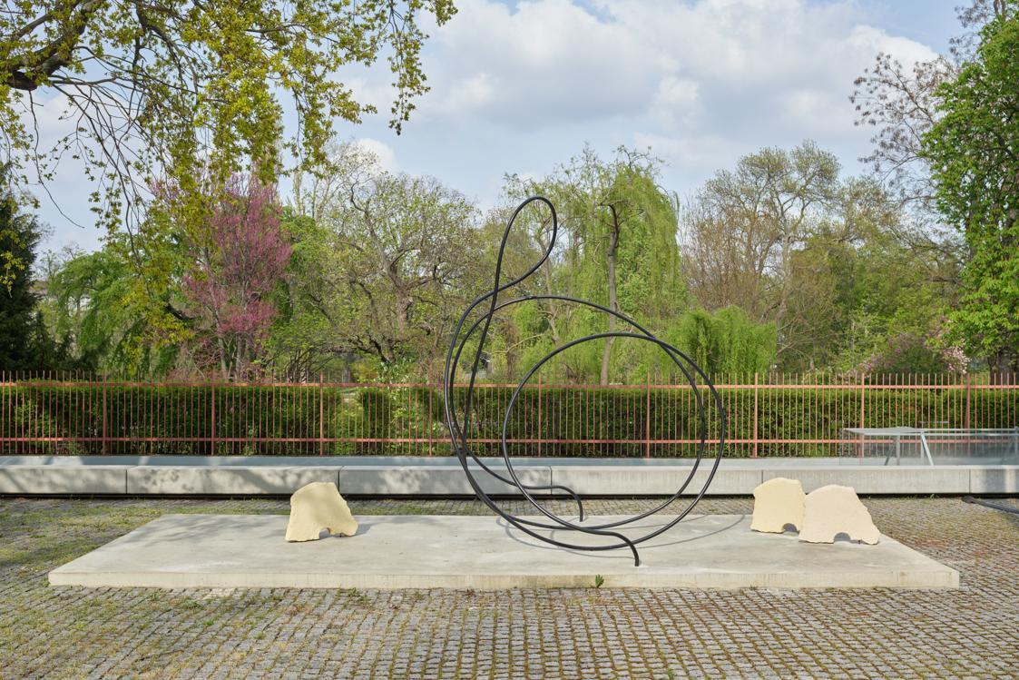 Carola Dertnig, Feldenkreis_F2_002 extended, 2023, Rohr-Skulptur, Stahlrundrohr (25-30mm), matt…