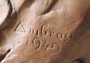 Gustinus Ambrosi, Franz Theodor Csokor, Detail: Bezeichnung, 1949, Gips, rötlich patiniert, H:  ...