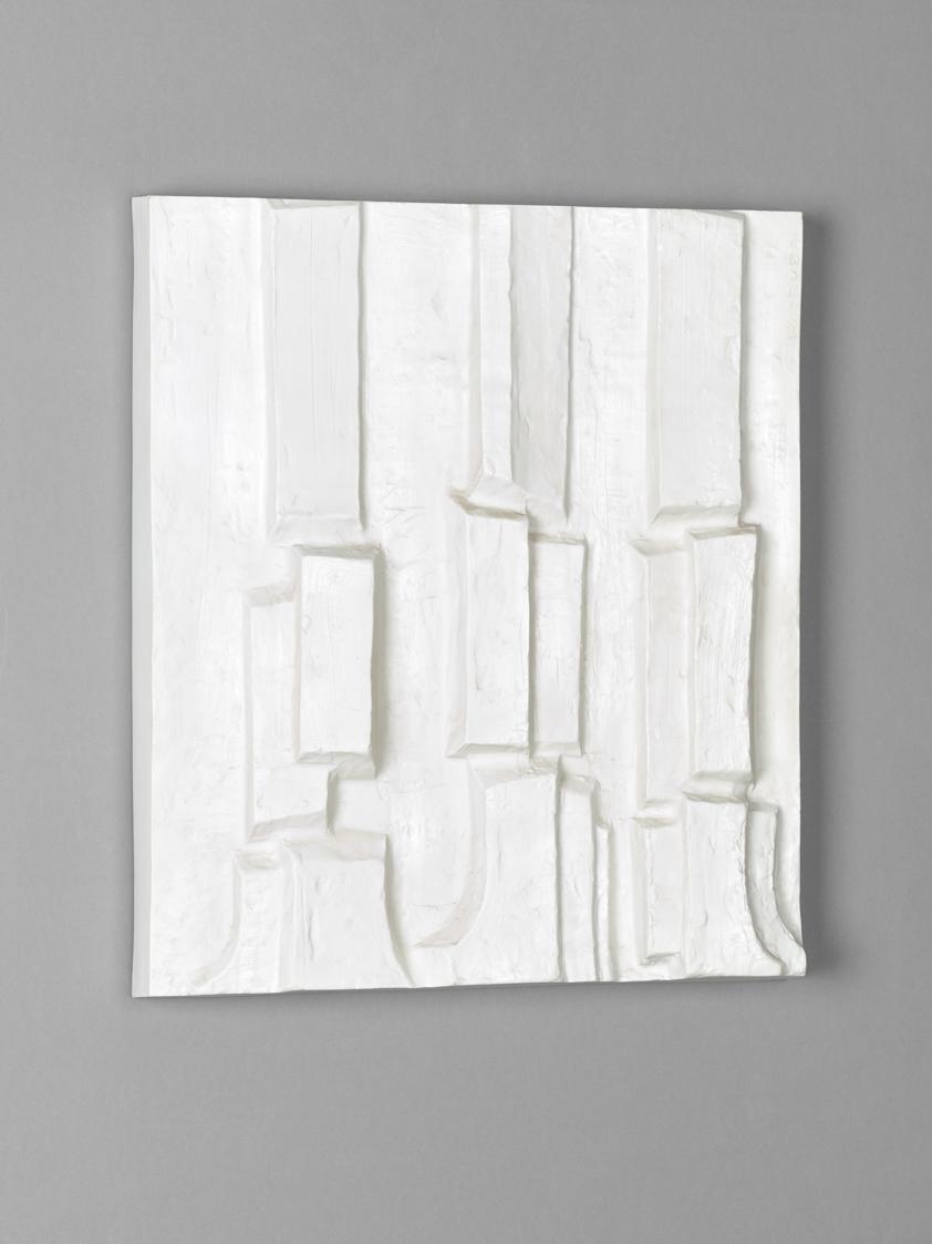 Fritz Wotruba, Relief mit drei Figuren, 1968, Porzellan, 50 × 43 × 7,5 cm, Dauerleihgabe Fritz  ...