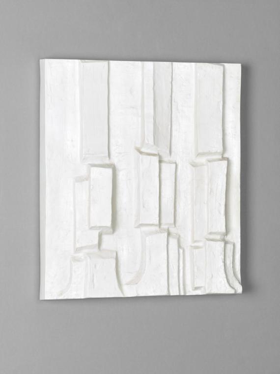 Fritz Wotruba, Relief mit drei Figuren, 1968, Porzellan, 50 × 43 × 7,5 cm, Dauerleihgabe Fritz  ...