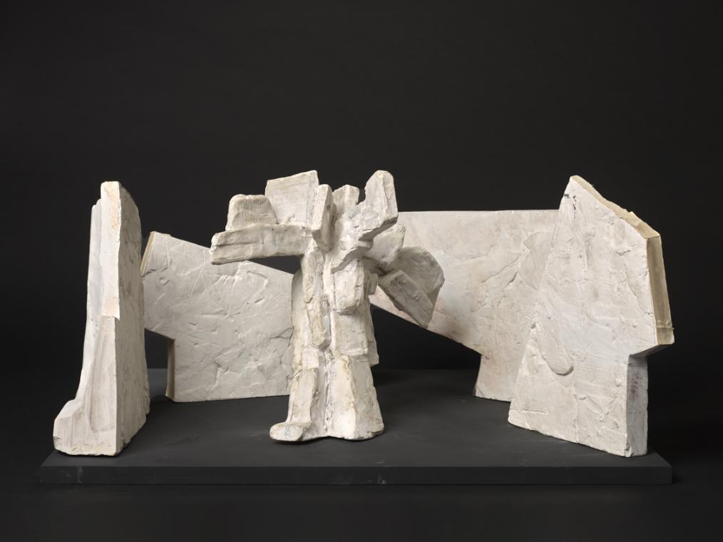 "Der Ring des Nibelungen" (Richard Wagner). Entwurf für die Bühnenbauten "Die Walküre", 1. Bild "Das Innere eines Wohnraumes (Esche)" zur Inszenierung an der Deutschen Oper, Berlin, 1967. Fünfteiliges Gesamtmodell