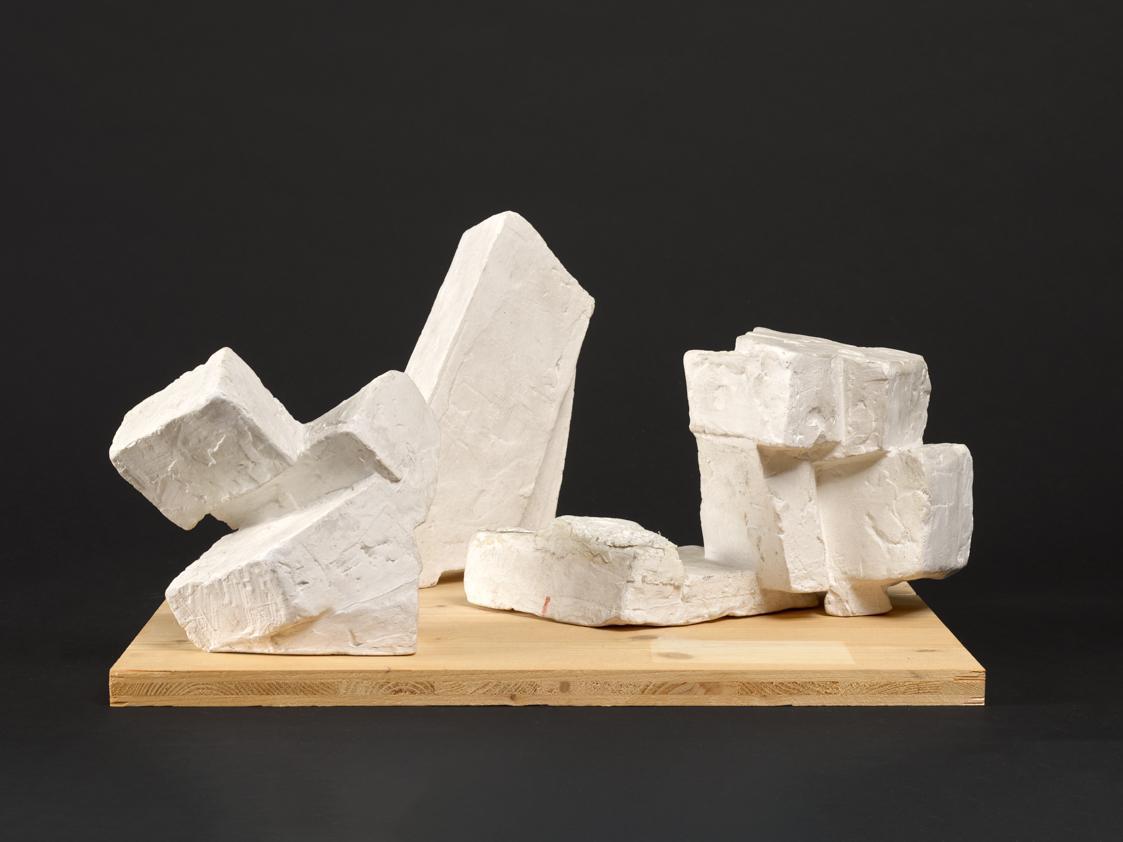 "Der Ring des Nibelungen" (Richard Wagner). Entwurf für die Bühnenbauten "Die Walküre" , 2. Bild  "Wildes Felsengebirge" zur Inszenierung an der Deutschen Oper, Berlin, 1967. Dreiteiliges Gesamtmodell