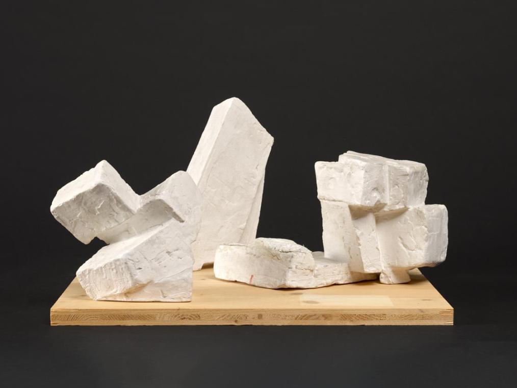 "Der Ring des Nibelungen" (Richard Wagner). Entwurf für die Bühnenbauten "Die Walküre" , 2. Bild  "Wildes Felsengebirge" zur Inszenierung an der Deutschen Oper, Berlin, 1967. Dreiteiliges Gesamtmodell