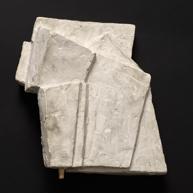 "Der Ring des Nibelungen" (Richard Wagner). Entwurf für die Bühnenbauten "Götterdämmerung", 6. Bild "Die Halle der Gibichungen" zur Inszenierung an der Deutschen Oper, Berlin, 1967. Fünfteiliges Gesamtmodell