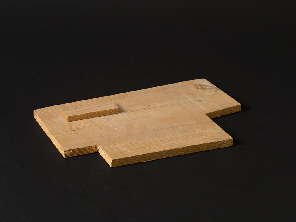 Fritz Wotruba, Holzplatte mit Positionslinien für Kirchen- oder Theatermodelle Fritz Wotrubas, …