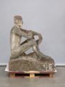 Fritz Wotruba, Großer Hockender, 1929–1931, Kalksandstein, 149,5 × 76,5 × 128 cm, 745 kg, Belve…