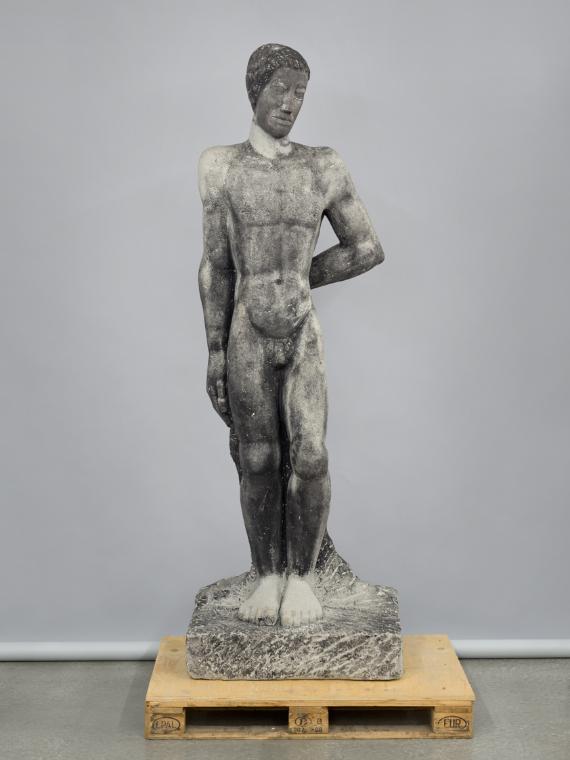 Fritz Wotruba, Grosse dunkle Figur, 1933, Hartsandstein, schwarz bemalt, 243 × 82,5 × 55,5 cm, …