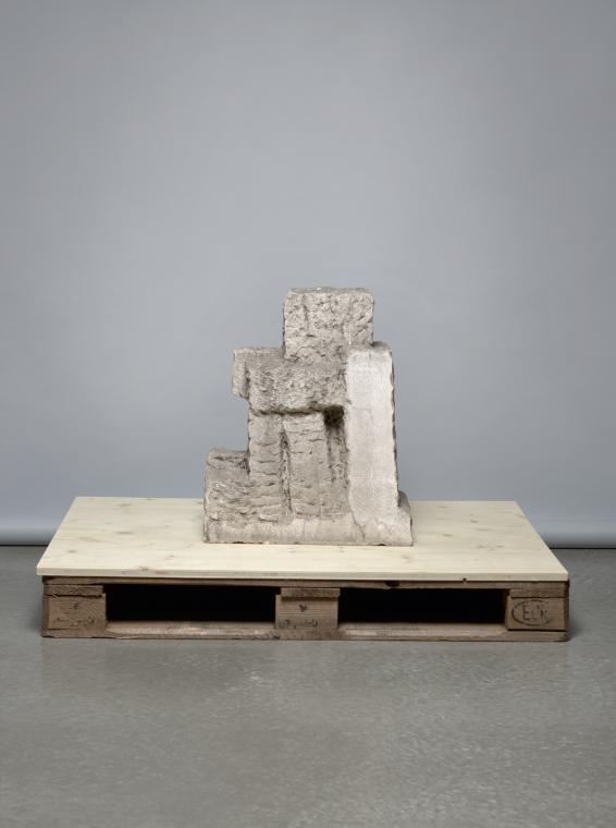 Fritz Wotruba, Kauernde Figur, unvollendet, 1952, Muschelkalkstein, 62 × 29 × 51 cm, 115 kg, Be…