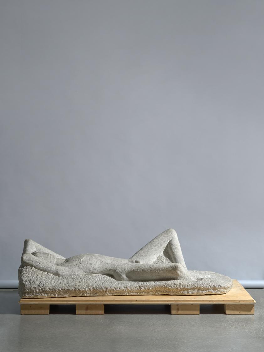 Fritz Wotruba, Liegender Jüngling (Pan), 1943, Muschelkalkstein, 208 × 75 × 56 cm, 650 kg, Belv…