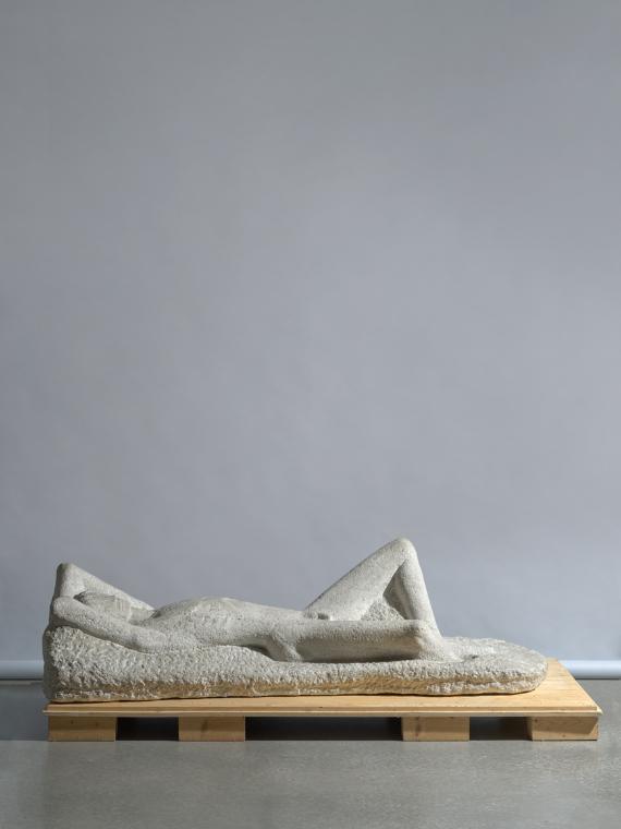 Fritz Wotruba, Liegender Jüngling (Pan), 1943, Muschelkalkstein, 208 × 75 × 56 cm, 650 kg, Belv…