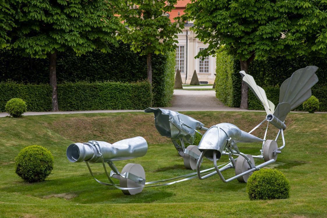 Toni Schmale, gefährt*innen, 2023, Geschmiedeter, feuerverzinkter, lackierter Stahl, Beton, 260…