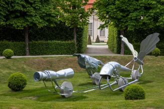 Toni Schmale, gefährt*innen, 2023, Geschmiedeter, feuerverzinkter, lackierter Stahl, Beton, 260…