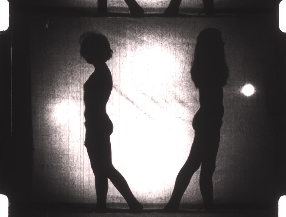 Marc Adrian, WEISSE UND SCHWARZE SCHATTEN, 1969, Film, Schleife; transparente Leinwand; 16 mm, …