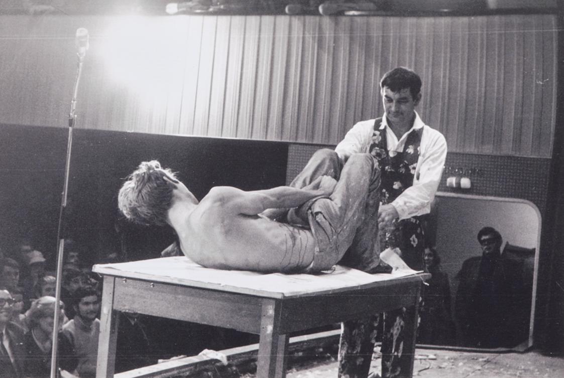 Günter Brus, Direct Art Festival, 9. November 1967 im Festsaal des Gewerkschaftshauses Treitlst…